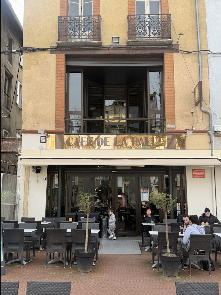 La terrasse du Café de la Halle en service, Place de la République